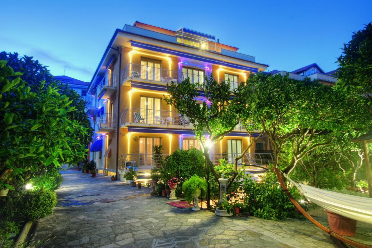 Hotel Villa Delibera Варацце Екстер'єр фото